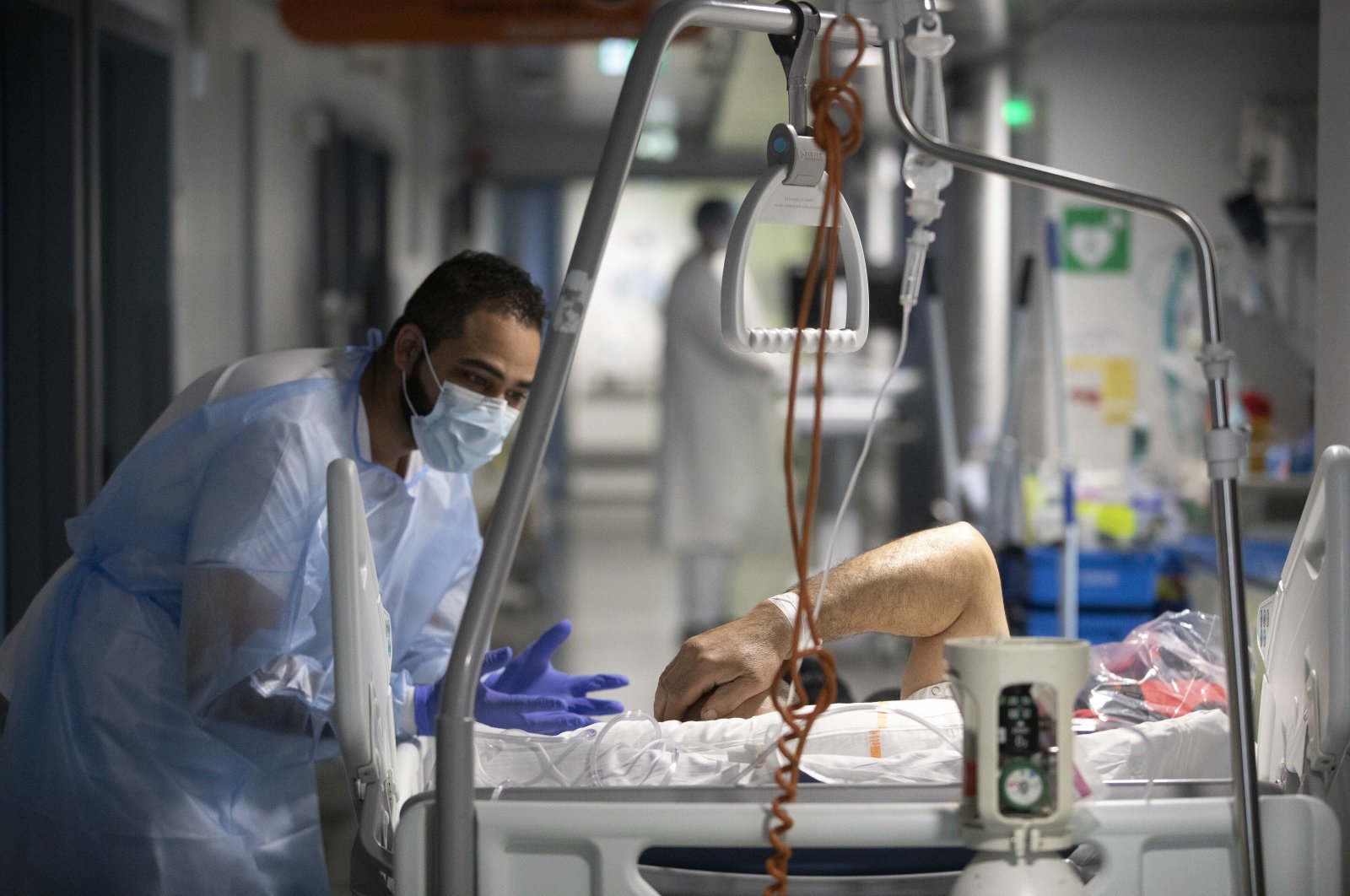 A medical staff member speaks with a COVID-19 patient in the infectious disease ward of the Strasbourg University Hospital, eastern France, Jan. 13, 2022. (AP Photo)