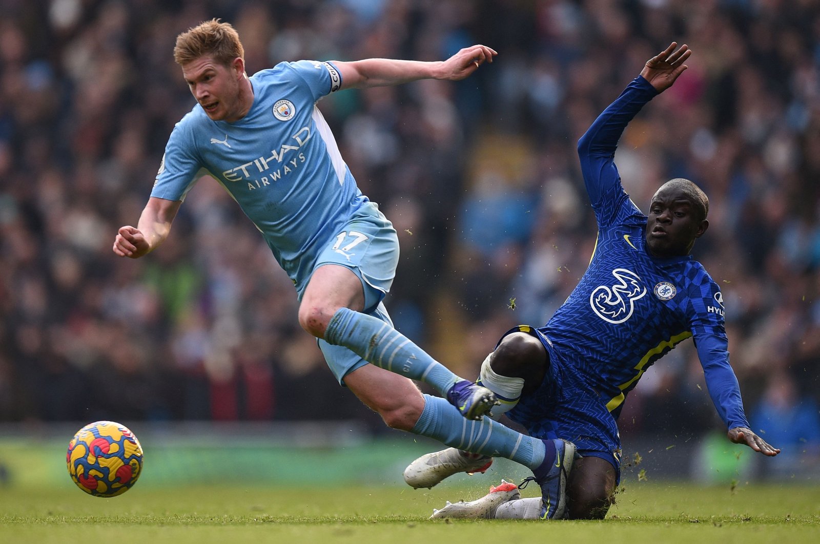 Manchester City&#039;s Kevin De Bruyne (L) avoids a challenge by Chelsea&#039;s N&#039;Golo Kante during the Premier League match in Manchester, England, Jan. 15, 2022. (AFP Photo)