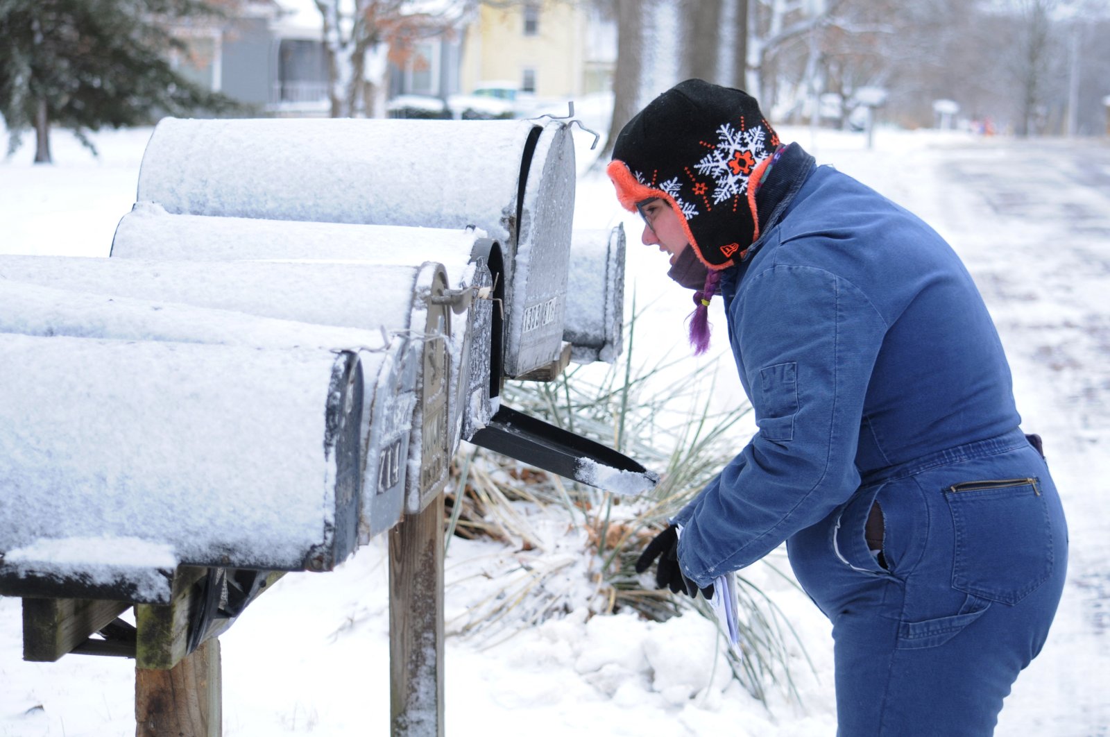 Samantha Ortiz-Beeson ventures out in a snowstorm to gather mail in Baldwin City, Kansas, U.S. Jan. 15, 2022. (Reuters Photo)