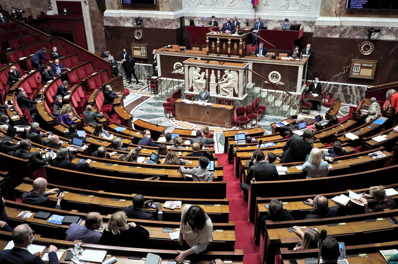 French members of parliament attend the final debate ahead of the vote of a bill instituting the compulsory vaccine pass and a series of health measures aimed to reduce COVID-19 positive cases and the rise of the omicron variant, at the National Assembly in Paris, France, Jan. 16, 2022. (EPA Photo)