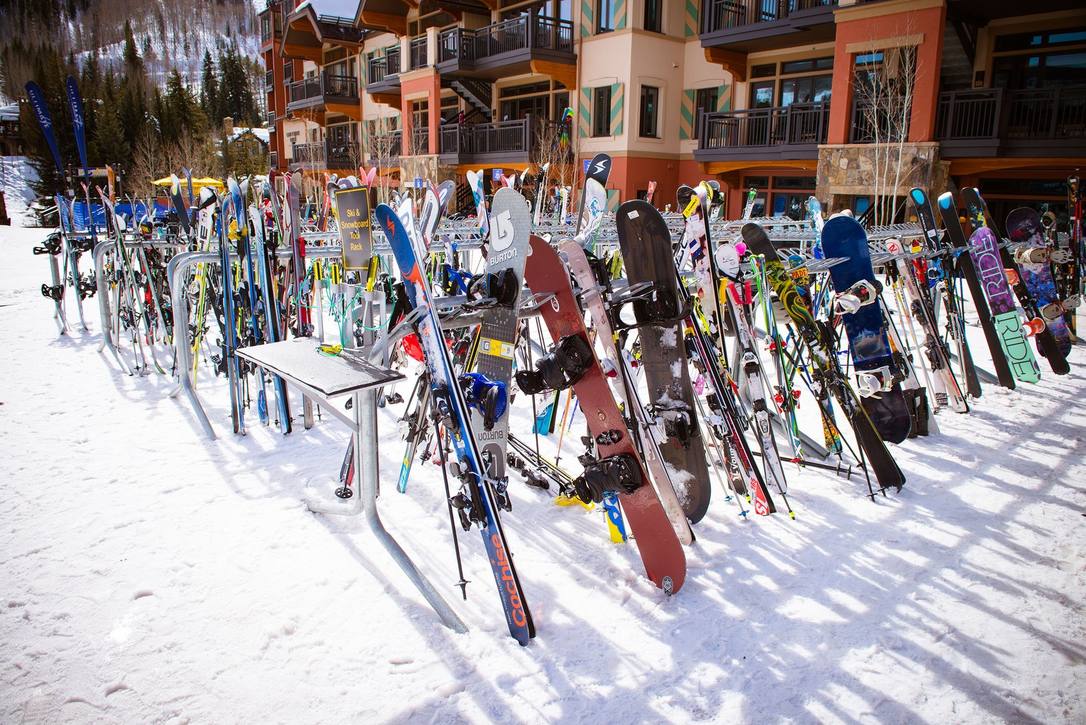 Pemain ski meninggalkan peralatan mereka untuk istirahat makan siang selama musim ski di Vail, Colorado, AS (Foto Shutterstock)