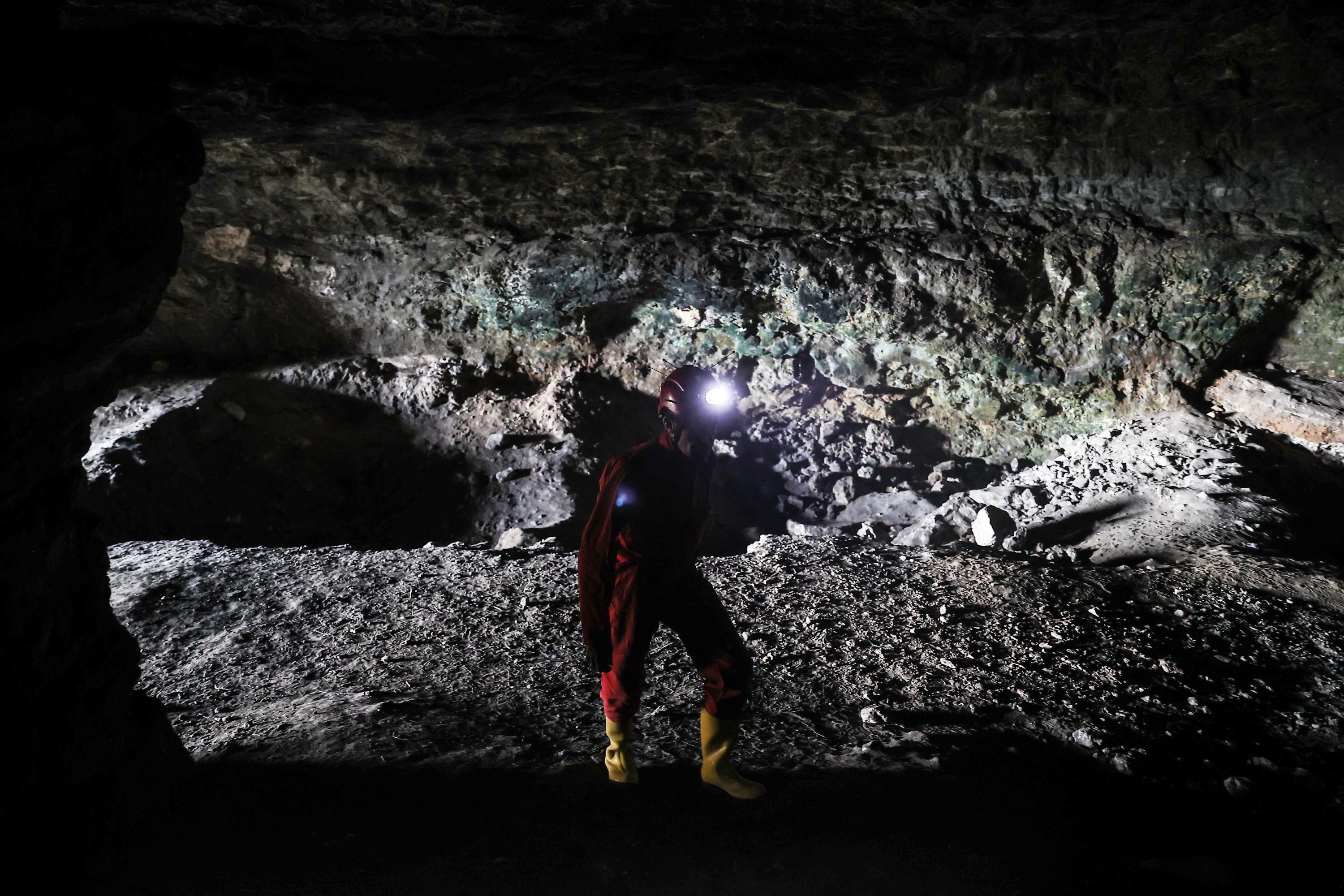 Seorang penjelajah berjalan di dalam gua di Istanbul, Turki, 17 Januari 2022. (AA PHOTO)
