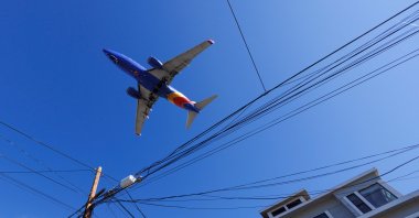 A Southwest Airlines plane approaches to land at San Diego International Airport as U.S. telecom companies, airlines and the FAA continue to discuss the potential impact of 5G wireless services on aircraft electronics in San Diego, California, U.S., Jan. 6, 2022. (Reuters Photo)