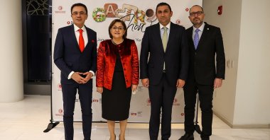 (L-R) Dr. Ender Saraç, Gaziantep Metropolitan Municipality Mayor Fatma Şahin, Turkey's Consul General to New York Reyhan Özgür and President of the Gastronomy Tourism Association Gürkan Boztepe pose at the Gastro Show in Turkish House, New York, U.S., Jan. 14, 2022. (AA)