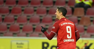 Bayern Munich&#039;s Polish forward Robert Lewandowski celebrates scoring his team&#039;s fourth goal during the German first division Bundesliga football match FC Cologne vs Bayern Munich in Cologne, western Germany, on Jan. 15, 2022. (AFP Photo)