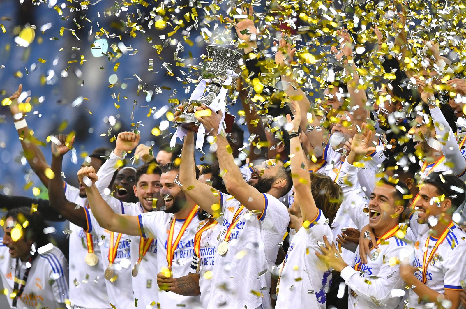 Real Madrid&#039;s Karim Benzema (C) lifts the trophy as his teammates celebrate after winning the Spanish Super Cup final against Athletic Bilbao, Riyadh, Saudi Arabia, Jan. 16, 2022. (EPA Photo)