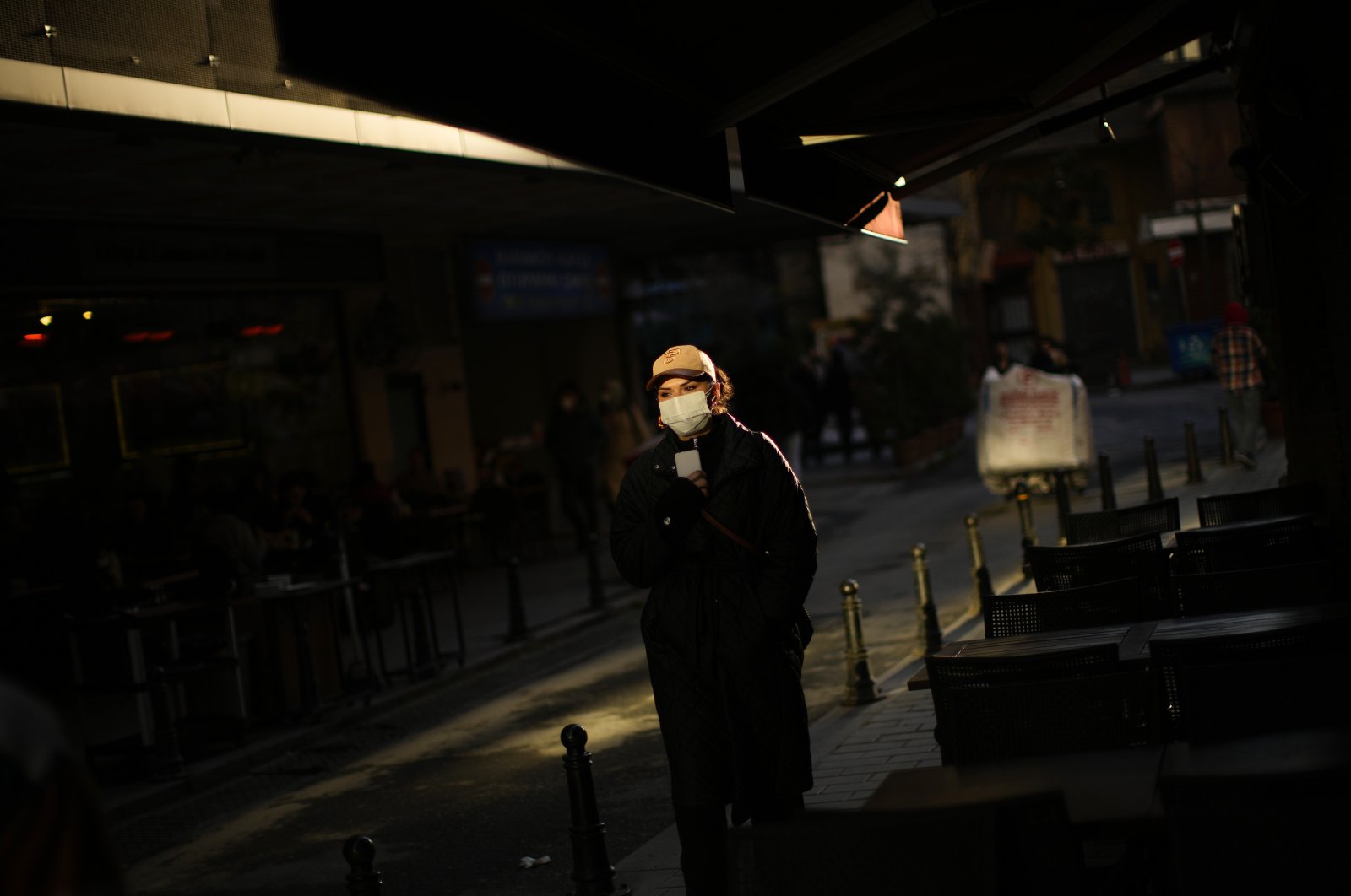 A woman, wearing a face protective mask against COVID-19, walks along a street in Istanbul, Turkey, Jan. 16, 2022. (AP PHOTO)