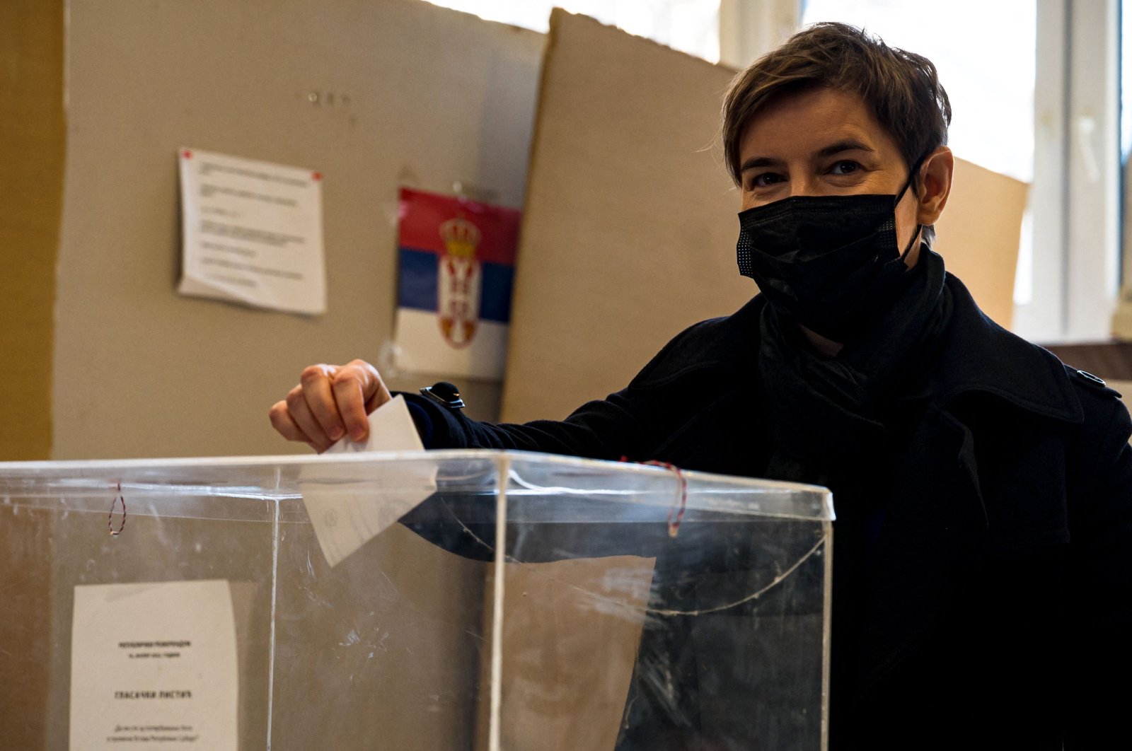 Serbian Prime Minster Ana Brnabic casts her ballot at a polling station in an art school in Belgrade on Jan. 16, 2022 (AFP Photo)