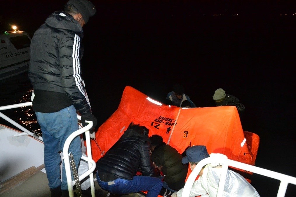 Turkish Coast Guard Command units rescue 28 irregular migrants off Turkey&#039;s Balıkesir province, Jan. 17, 2022. (AA Photo)