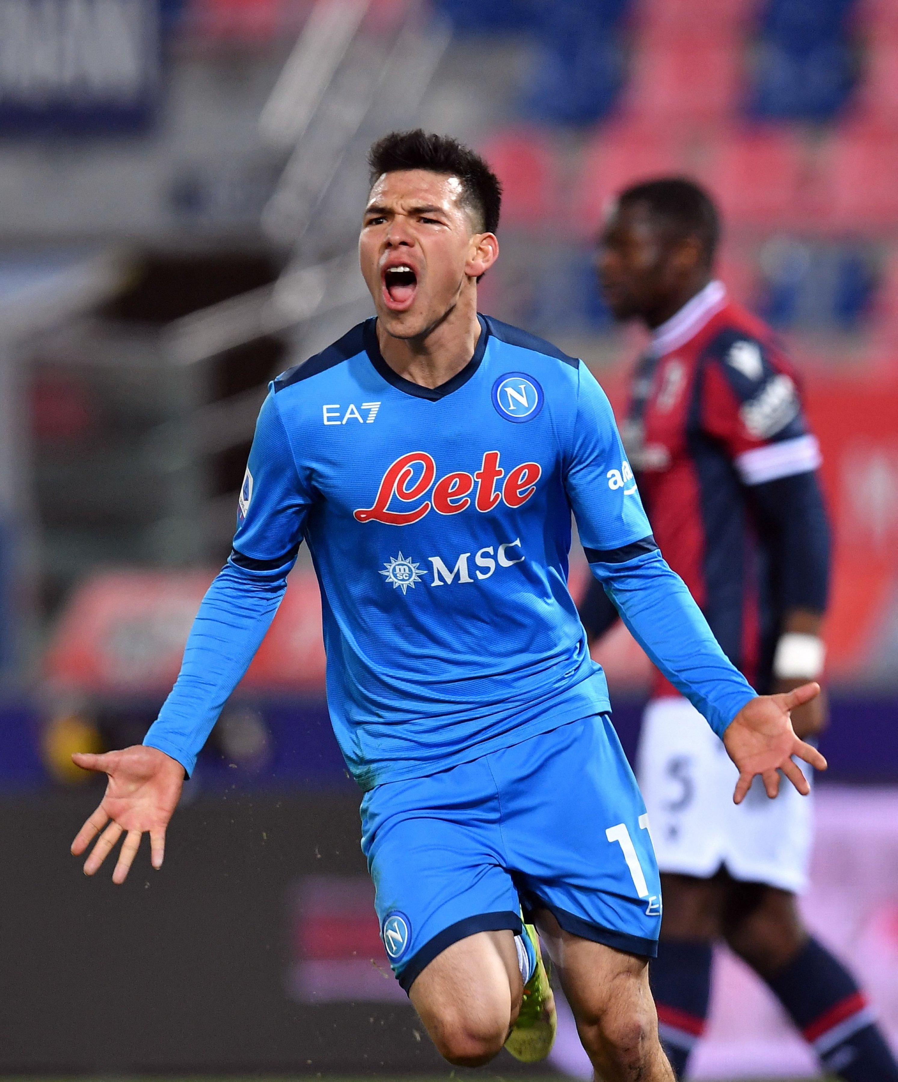 Pemain Napoli Hirving Lozano merayakan golnya dalam pertandingan Serie A melawan Bologna di Stadio Renato Dall'Ara, Bologna, Italia, 17 Januari 2022. (Foto Reuters)