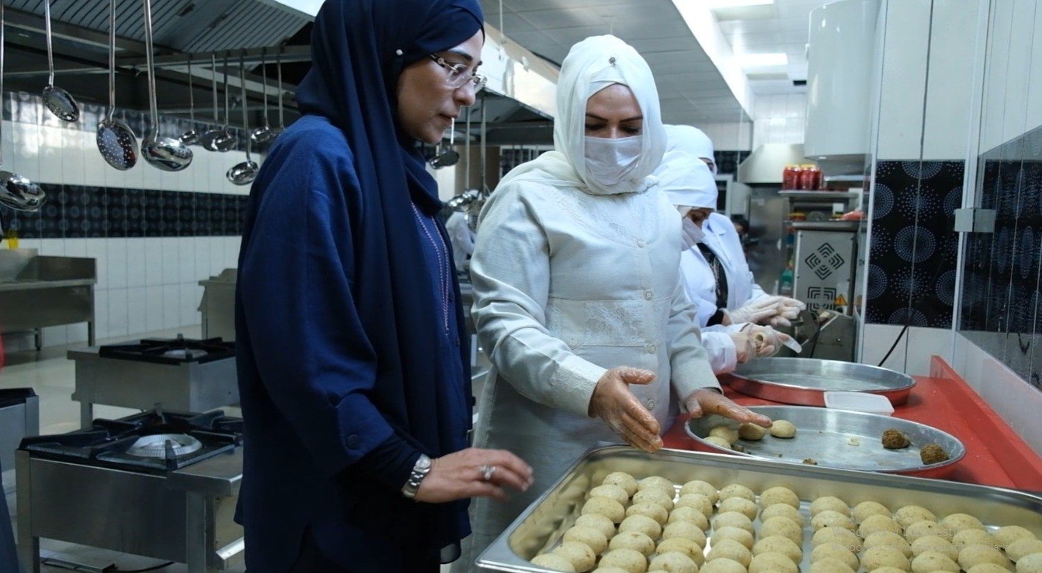 Anggota koperasi perempuan menghasilkan salah satu makanan khas daerah itu, anlıurfa, tenggara Turki, 16 Januari 2022. (Foto IHA)