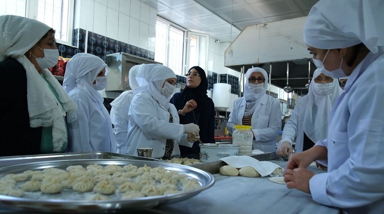 The all-women cooperative supported by the Ministry of Trade work in their kitchen in the city&#039;s technopolis, Şanlıurfa, southeastern Turkey, Jan. 16, 2022. (IHA Photo)