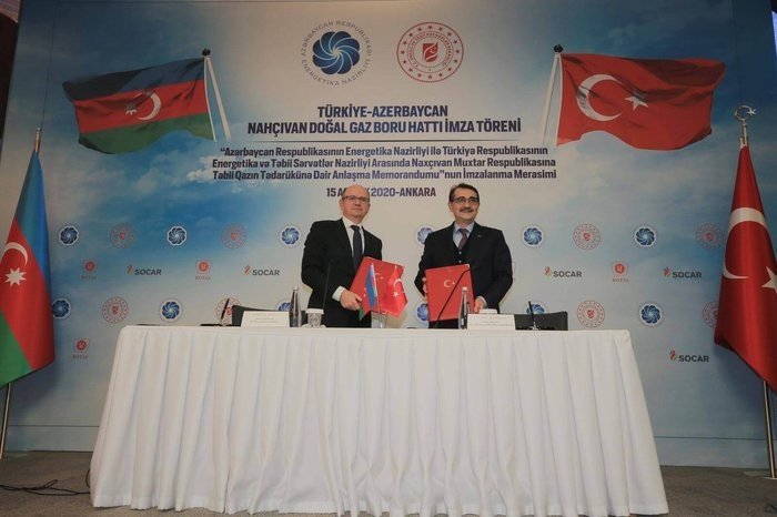 Energy and Natural Resources Minister Fatih Dönmez (R) and his Azerbaijani counterpart Parviz Shahbazov during the signing ceremony of the MoU, Ankara, Turkey, Dec. 15, 2020. (Sabah File Photo)