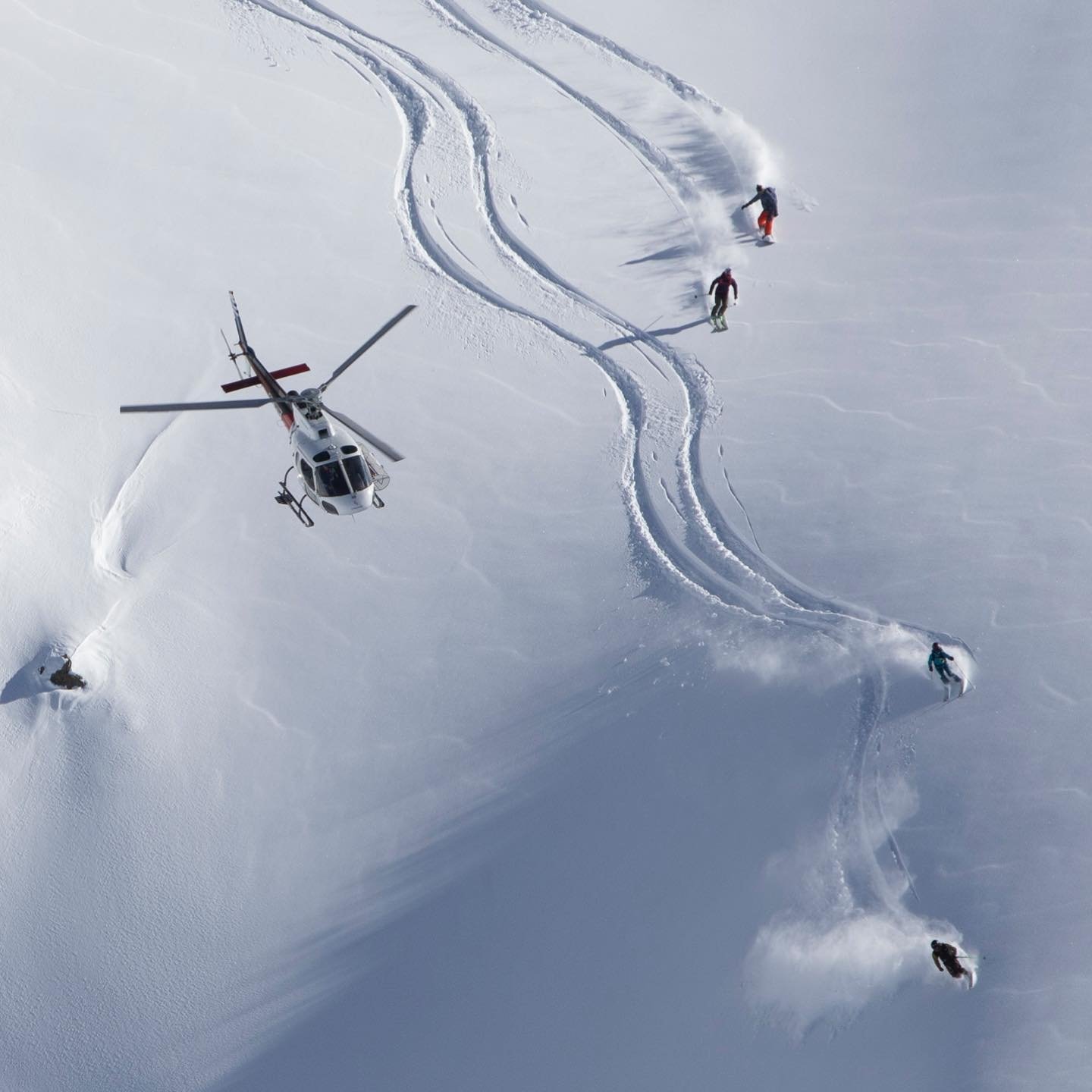 Sekelompok pemain ski menuruni bukit saat helikopter melacak kemajuan mereka di Pegunungan Kaçkar, Rize, Turki utara, 17 Januari 2022. (Foto DHA)
