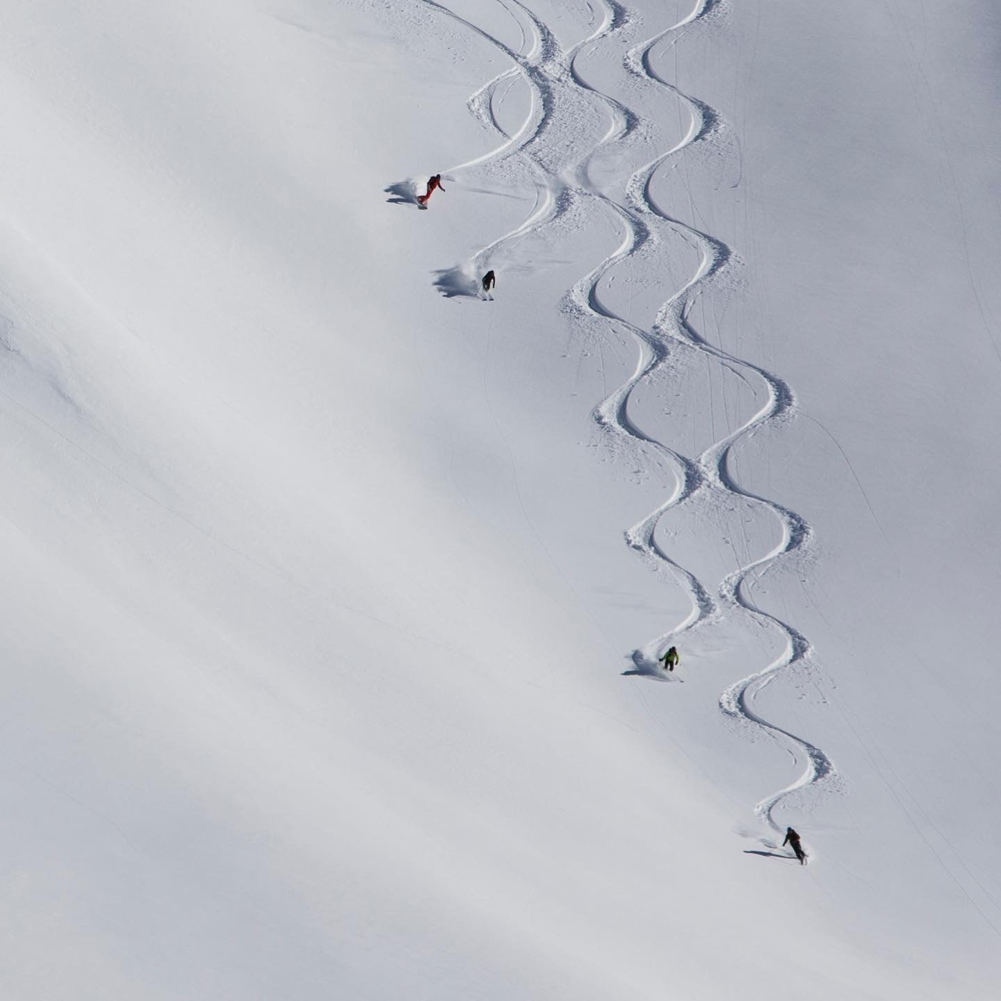 Sekelompok pemain ski menuruni bukit di Pegunungan Kaçkar, Rize, Turki utara, 17 Januari 2022. (Foto DHA)