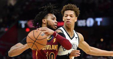 Cleveland Cavaliers guard Darius Garland (L) drives to the basket against Brooklyn Nets forward Kessler Edwards during an NBA game, Cleveland, Ohio, USA, Jan 17, 2022. (Reuters Photo)