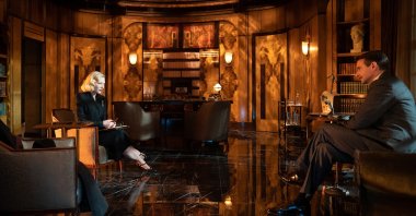 Cate Blanchett (L) as Dr. Lilith Ritter and Bradley Cooper as Stanton Carlisle, in a scene from the film &quot;Nightmare Alley.&quot; (20th Century Studios via dpa)