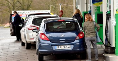 German drivers fill their cars at a fuel station in Lubieszyn, northwestern Poland, Jan. 4, 2022. (EPA Photo)