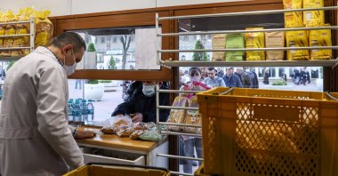 People buy bread from a bread vendor supplied by Istanbul municipality in Istanbul, Turkey, Dec. 7, 2021. (REUTERS PHOTO)