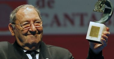 Former Spain and Real Madrid defender Paco Gento holds the trophy of Sports Legend in Santander, Spain, Feb. 3, 2012. (EPA Photo)