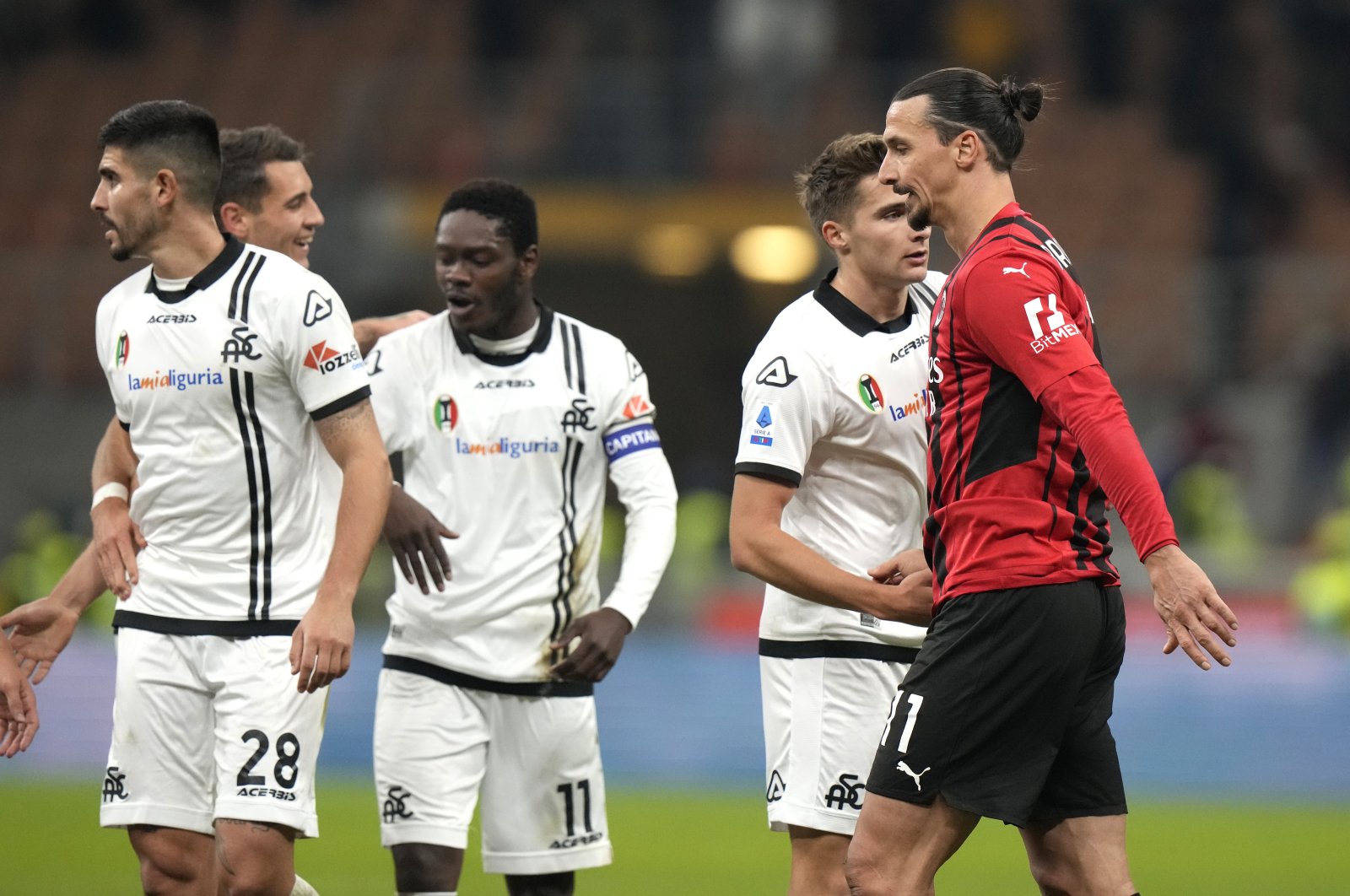 AC Milan&#039;s Zlatan Ibrahimovic reacts as Spezia players celebrate winning a Serie match, Milan, Italy, Jan.17, 2022. (AP Photo)