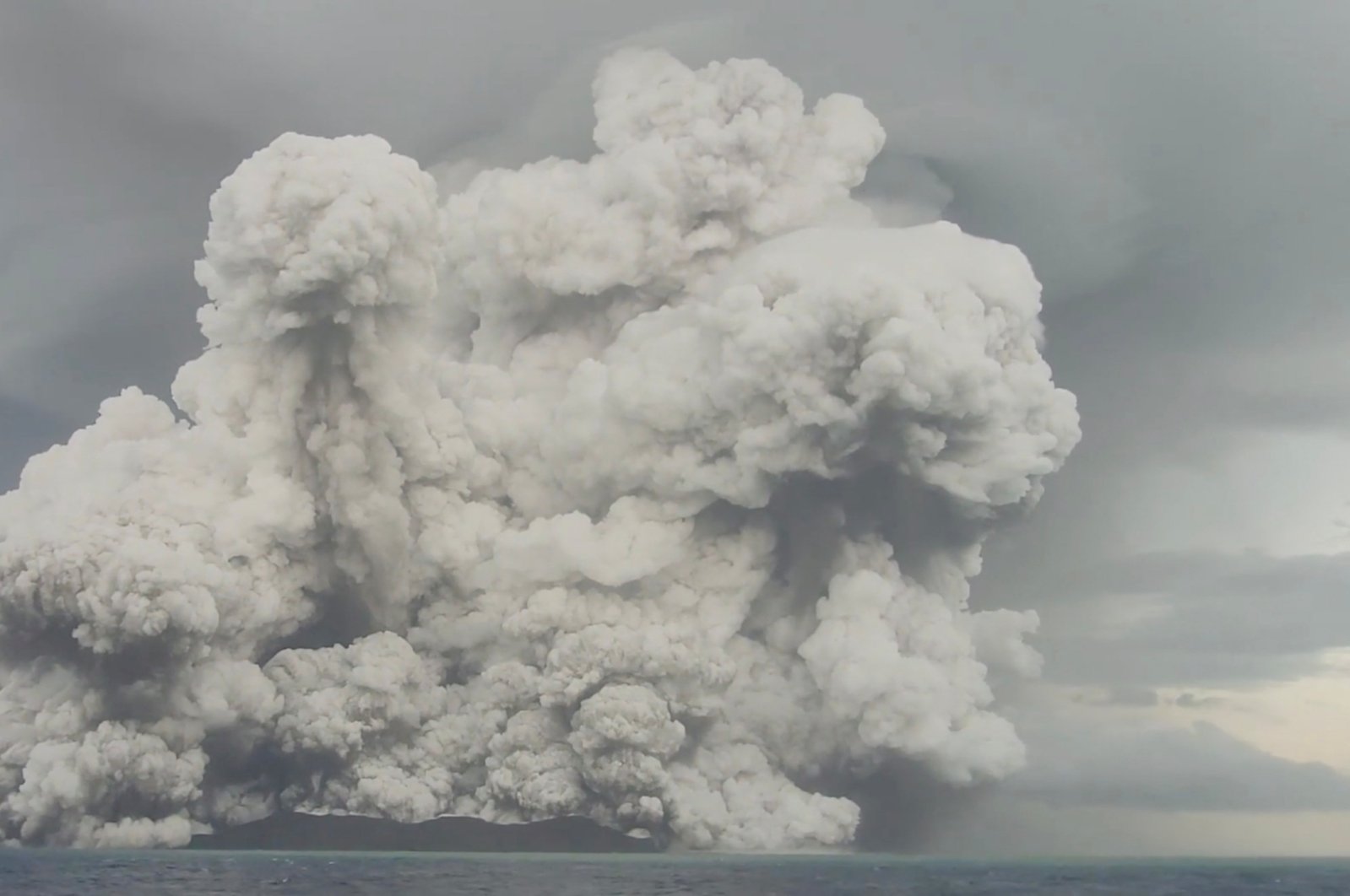 Gelombang kejut, tanah longsor di gunung berapi Tonga kemungkinan menjadi penyebab tsunami ‘langka’