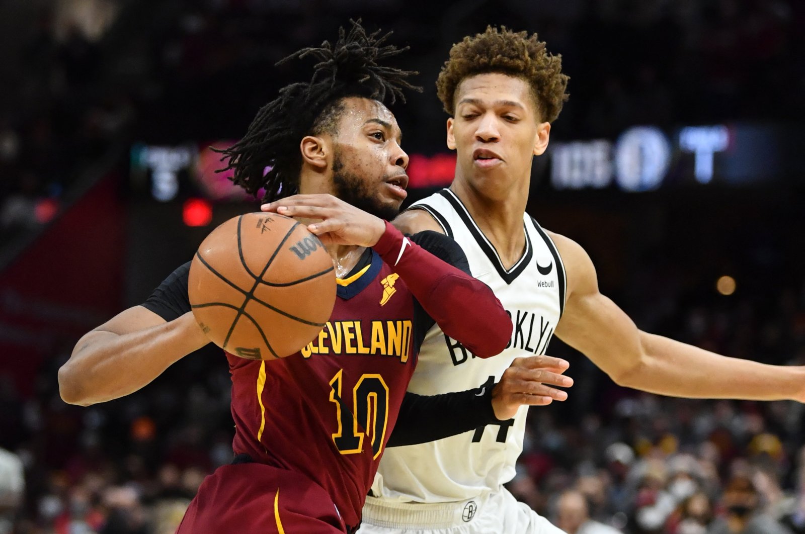 Cleveland Cavaliers guard Darius Garland (L) drives to the basket against Brooklyn Nets forward Kessler Edwards during an NBA game, Cleveland, Ohio, USA, Jan 17, 2022. (Reuters Photo)