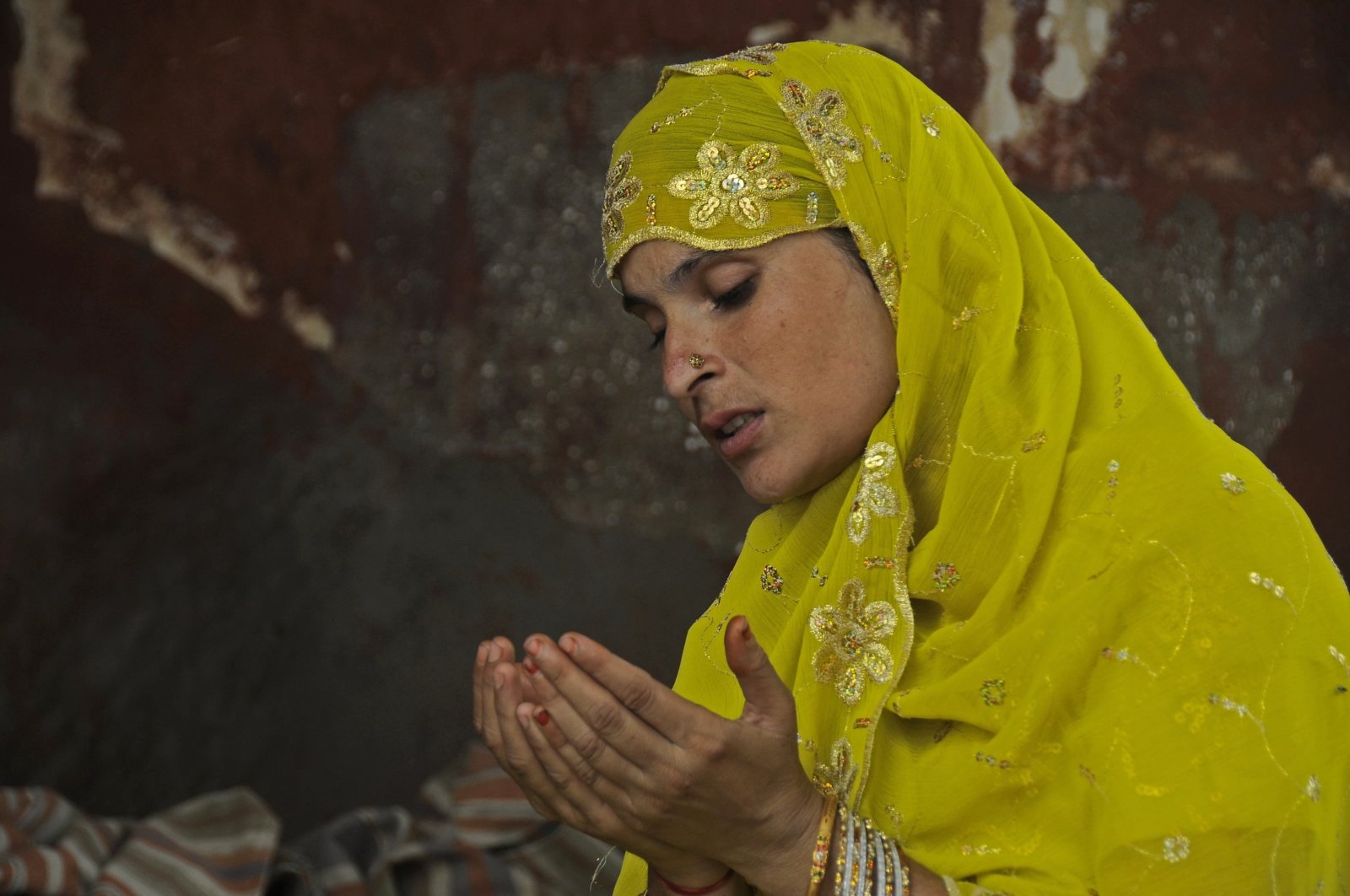 A Muslim woman performs Friday prayers during the holy month of Ramadan at the Jama Masjid (Grand Mosque) in old Delhi, India, Aug. 13, 2010. (Reuters Photo)