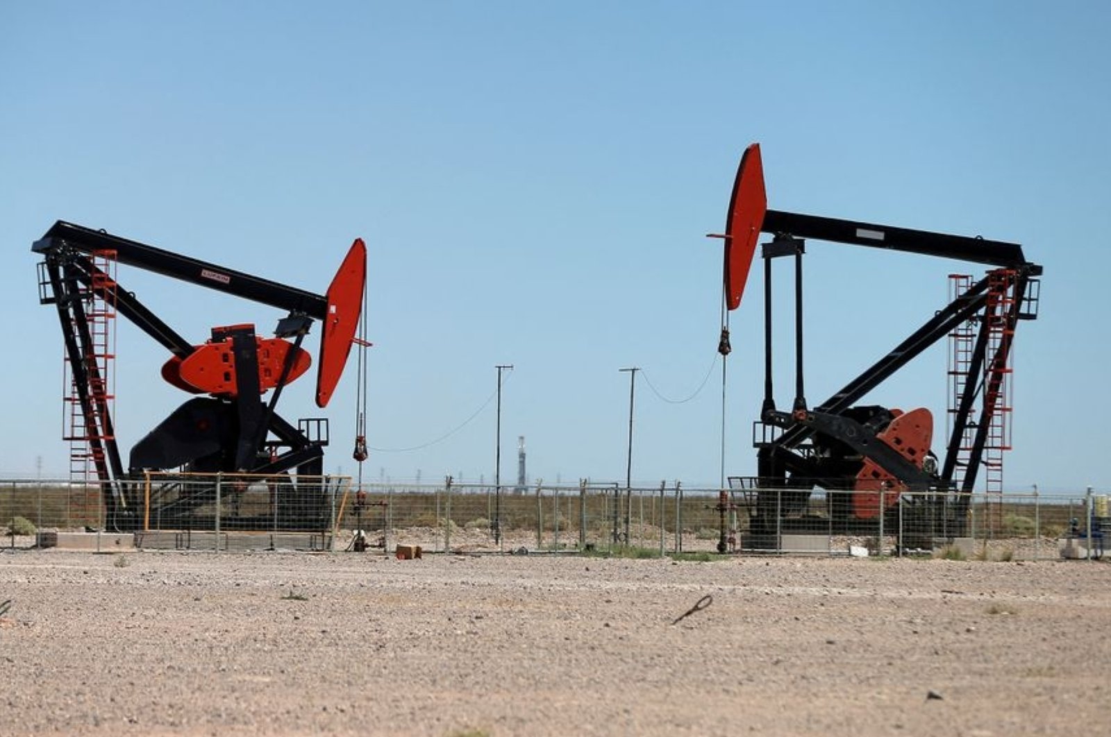 Harga minyak mencapai tertinggi sejak 2014 di tengah pasokan yang ketat, kerusuhan