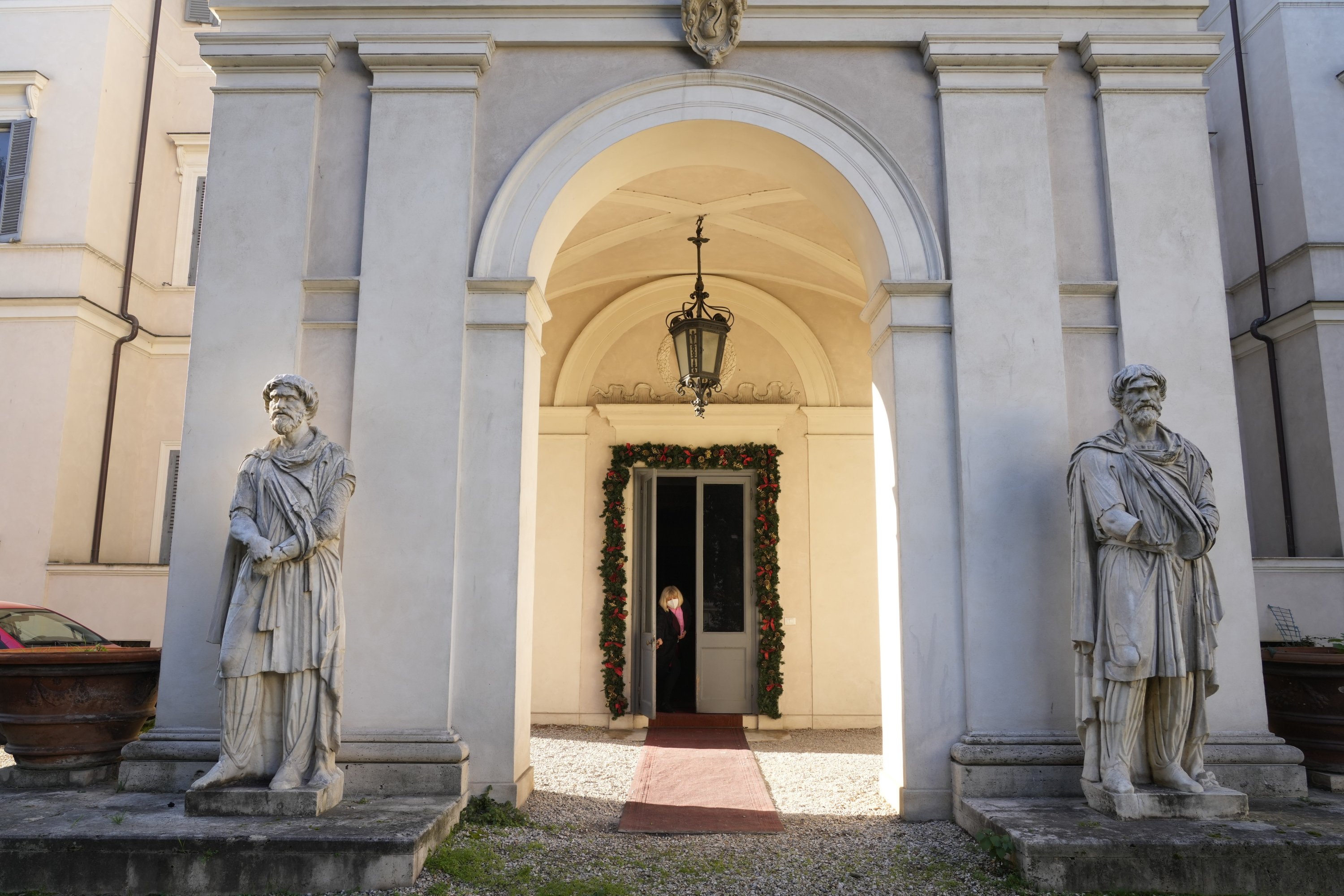 Pintu masuk utama Villa Aurora di Roma, Italia, 18 Januari 2022. (AP)