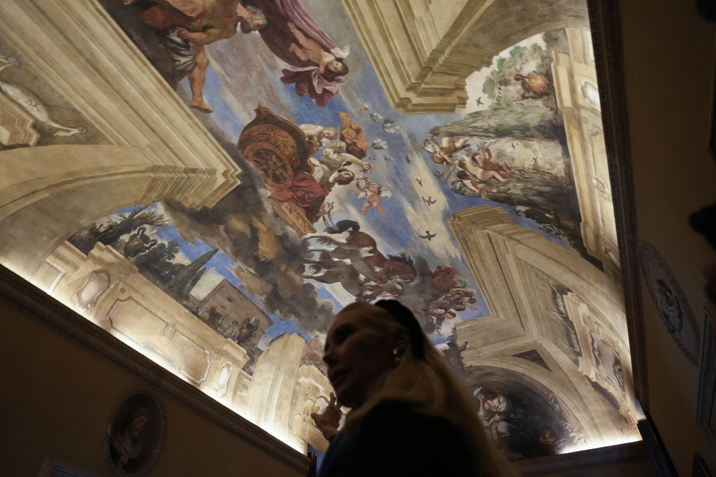 Putri Rita Boncompagni Ludovisi berdiri di bawah lukisan dinding karya pelukis Barok Italia Giovanni Francesco Barbieri, yang dikenal sebagai Guercino, di dalam Villa Aurora, di Roma, Italia, 30 November 2021. (AP)