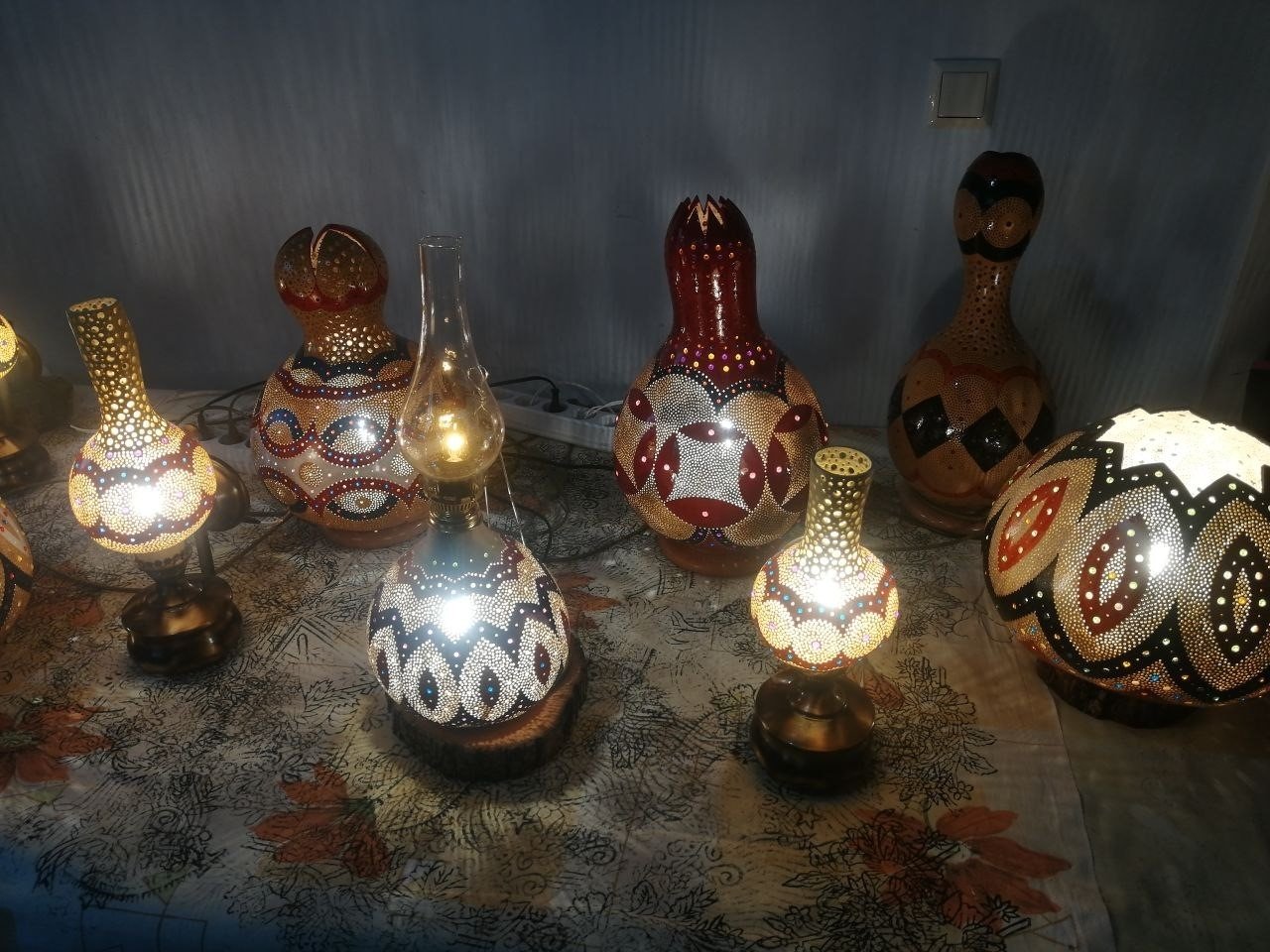 Tampilan dekat beberapa lampu labu (labu botol) buatan Serdar Takuçin, Elazağı, Turki timur, 18 Januari 2022. (Foto IHA)