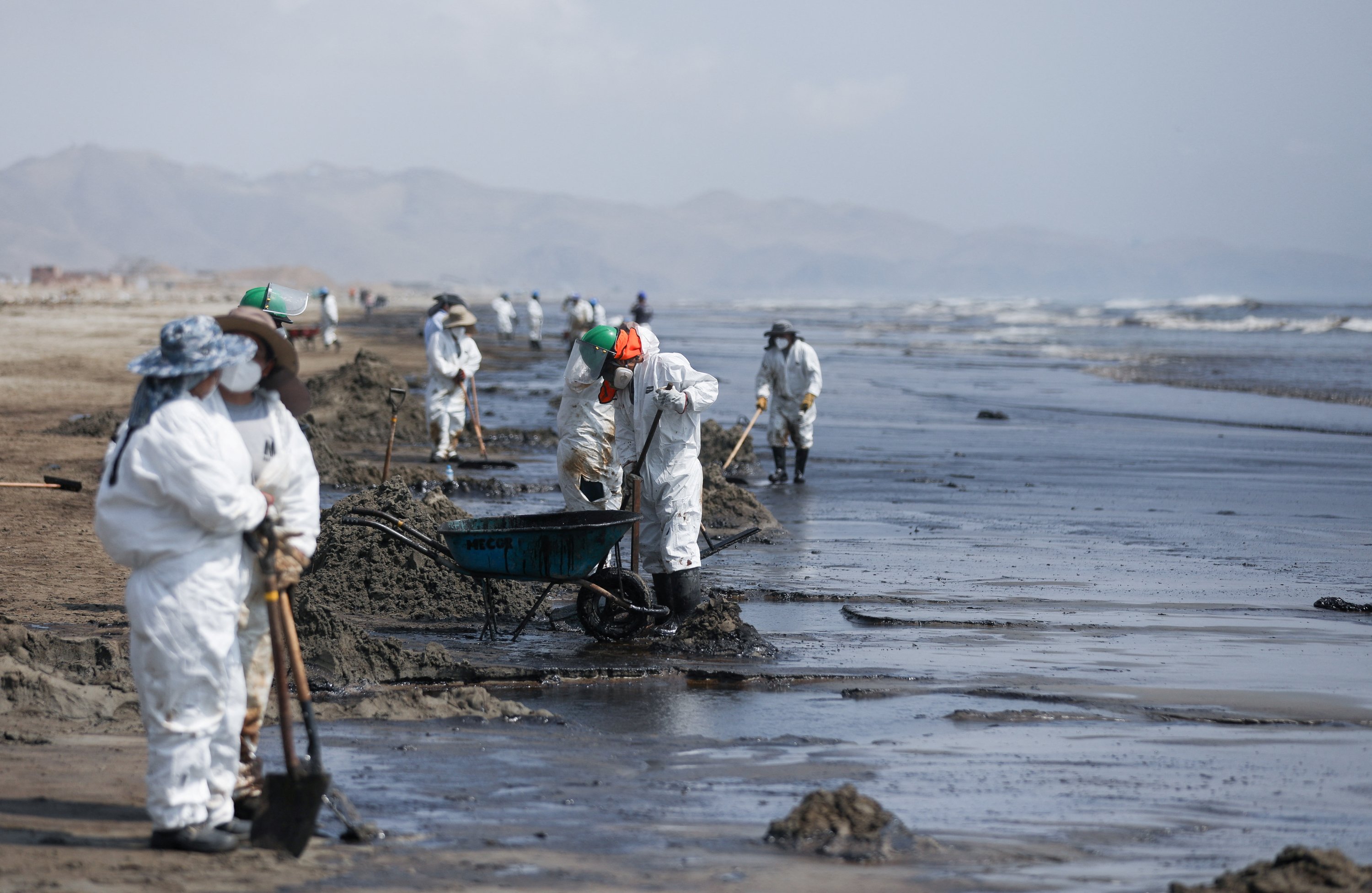 Peru launches probe into oil spill as fishermen protest refinery | Daily Sabah