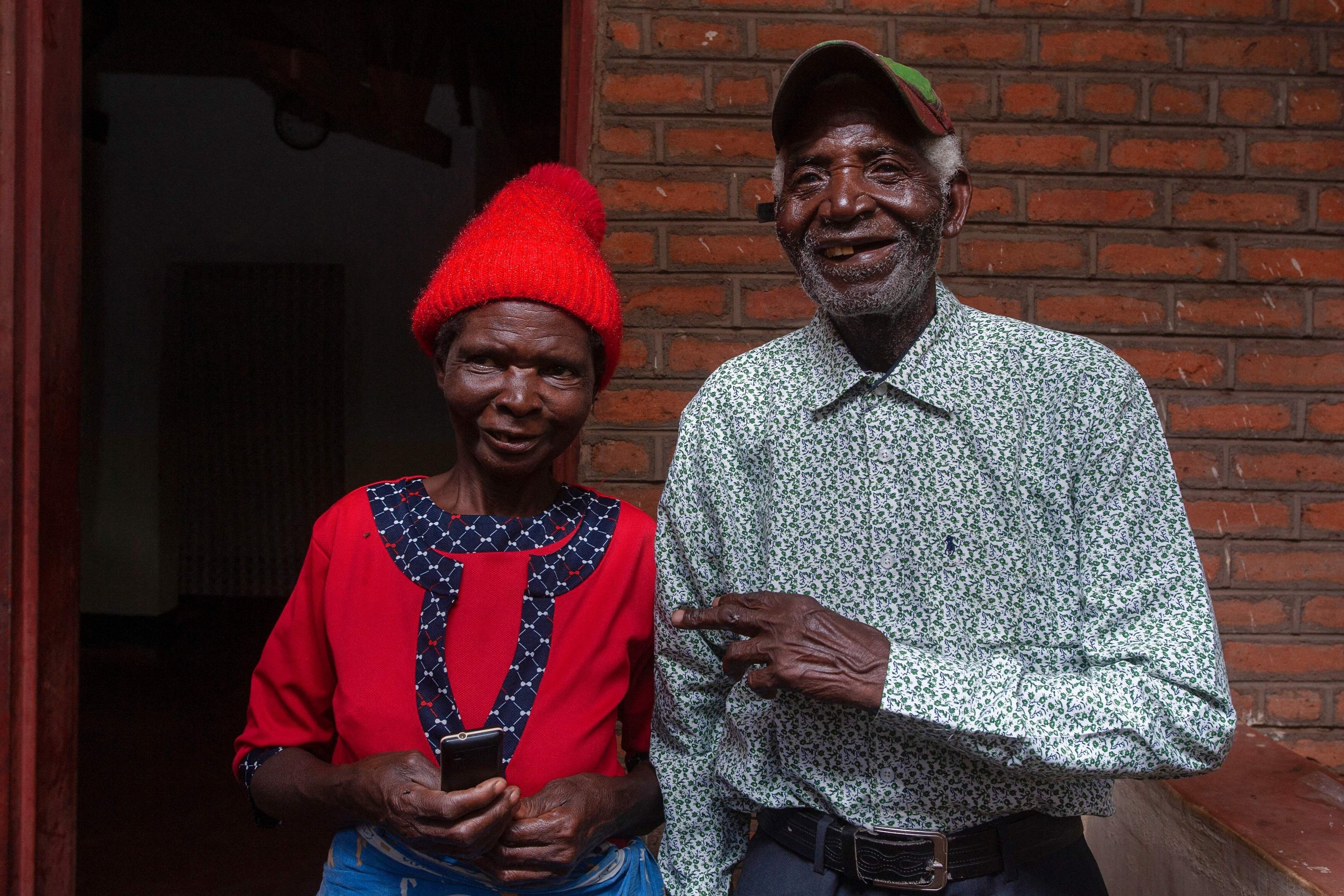 Musisi Malawi Giddes Chalamanda (kanan), 92, berpose bersama istrinya Margalita Alfred, 71, di rumah mereka di Desa Madzuwa dekat Chiradzulu, Malawi selatan, 19 Januari.  13, 2022. (AFP)