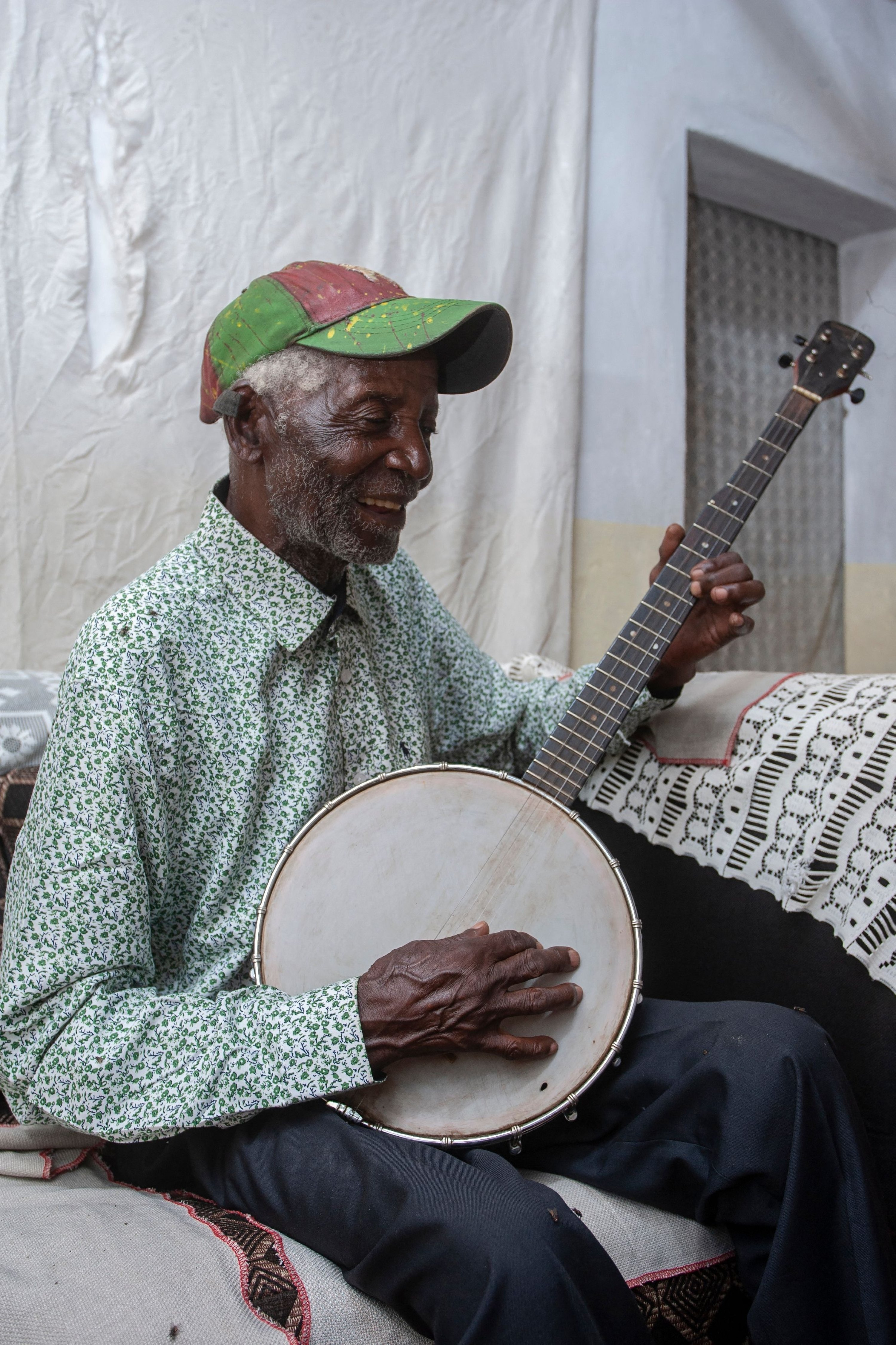 Musisi Malawi Giddes Chalamanda, 92, memainkan Banjo akustiknya di rumahnya di Desa Madzuwa dekat Chiradzulu, Malawi selatan, 19 Januari.  13, 2022. (AFP)