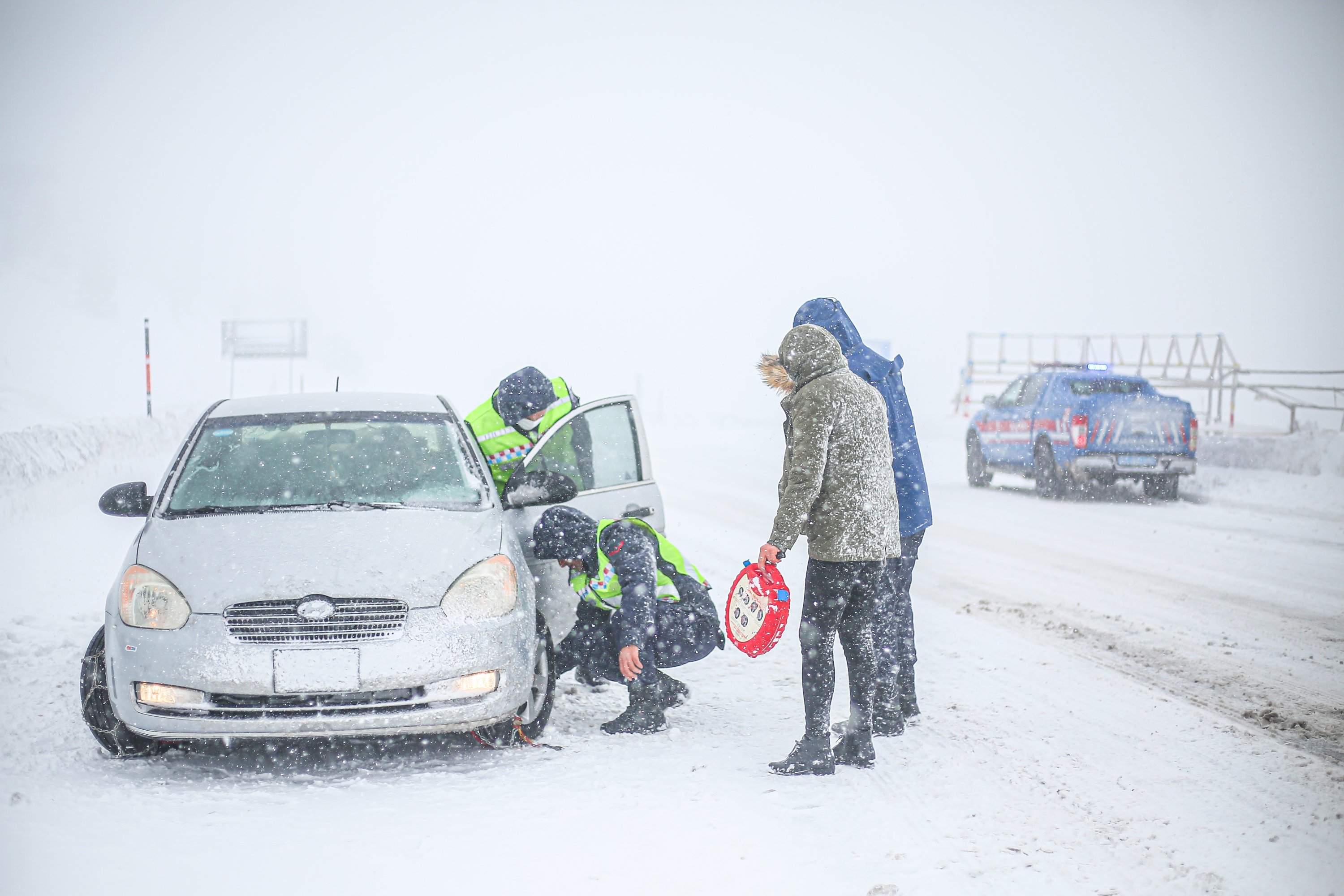 Gendarmerie crews help motorists whose car broke down on a road connecting Antalya to Konya, in Antalya, southern Turkey, Jan. 18, 2022. (AA PHOTO) 
