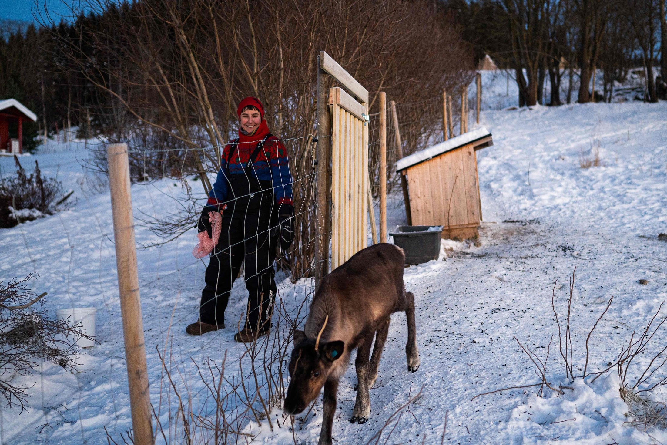 Sissel Stormo Holtan pose devant sa maison à Namdalseid, dans le comté de Troendelag, en Norvège, le 7 décembre 2021. (Photo AFP)