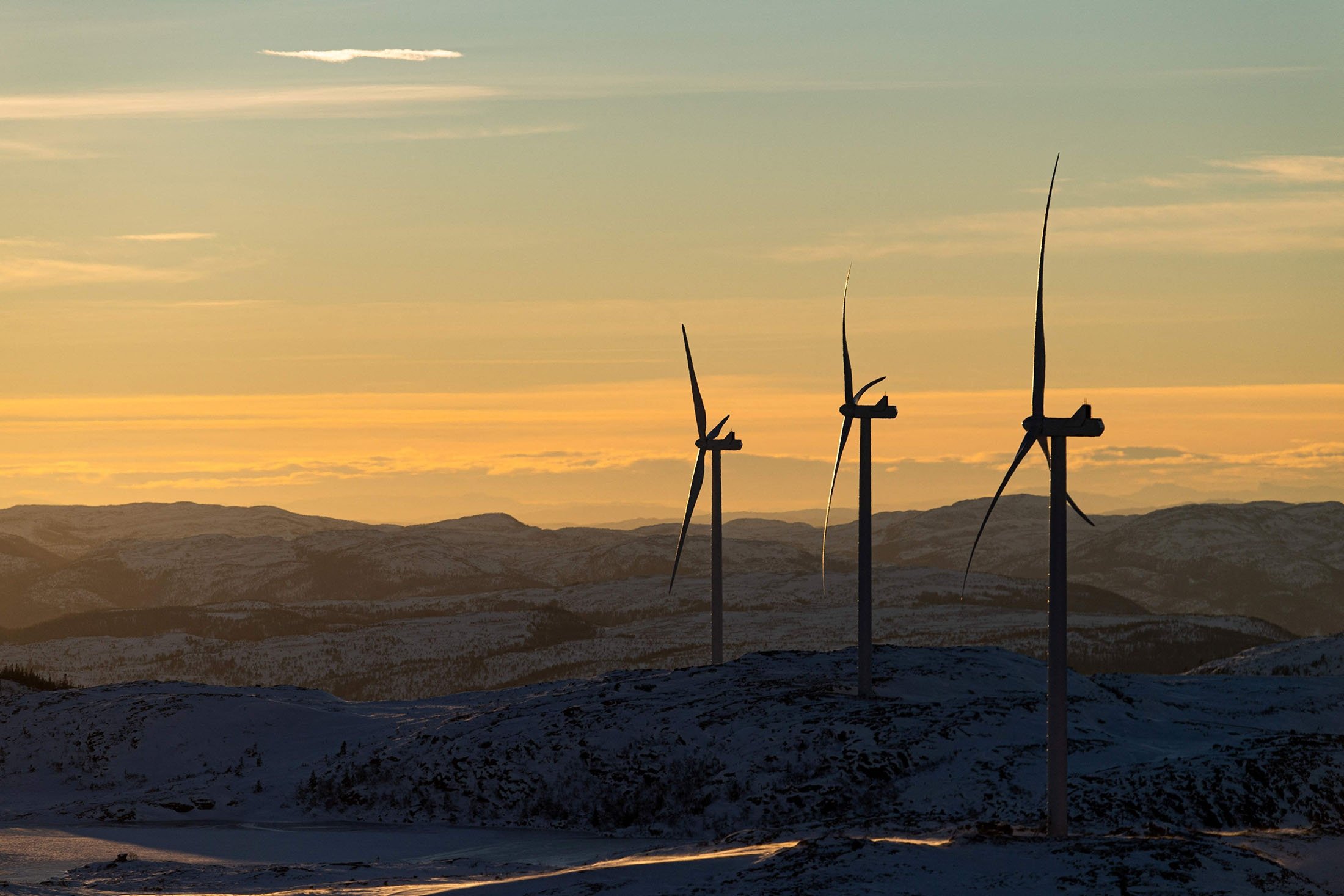 Turbin angin dari ladang angin Storheia, salah satu taman angin darat terbesar di Eropa, di kotamadya Afjord, Norwegia, 7 Desember 2021. (AFP Photo)