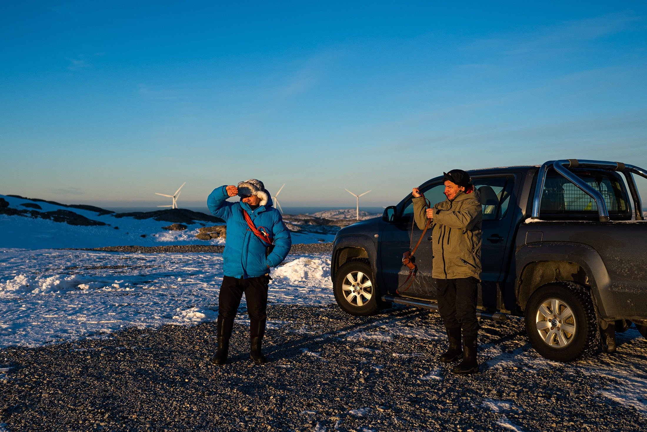 Les éleveurs de rennes Leif Arne Jama (à droite) et son frère John Kristian Jama visitent le parc éolien de Storheia, l'un des plus grands parcs éoliens terrestres d'Europe, dans la municipalité d'Afjord, en Norvège, le 7 décembre 2021. (Photo AFP)