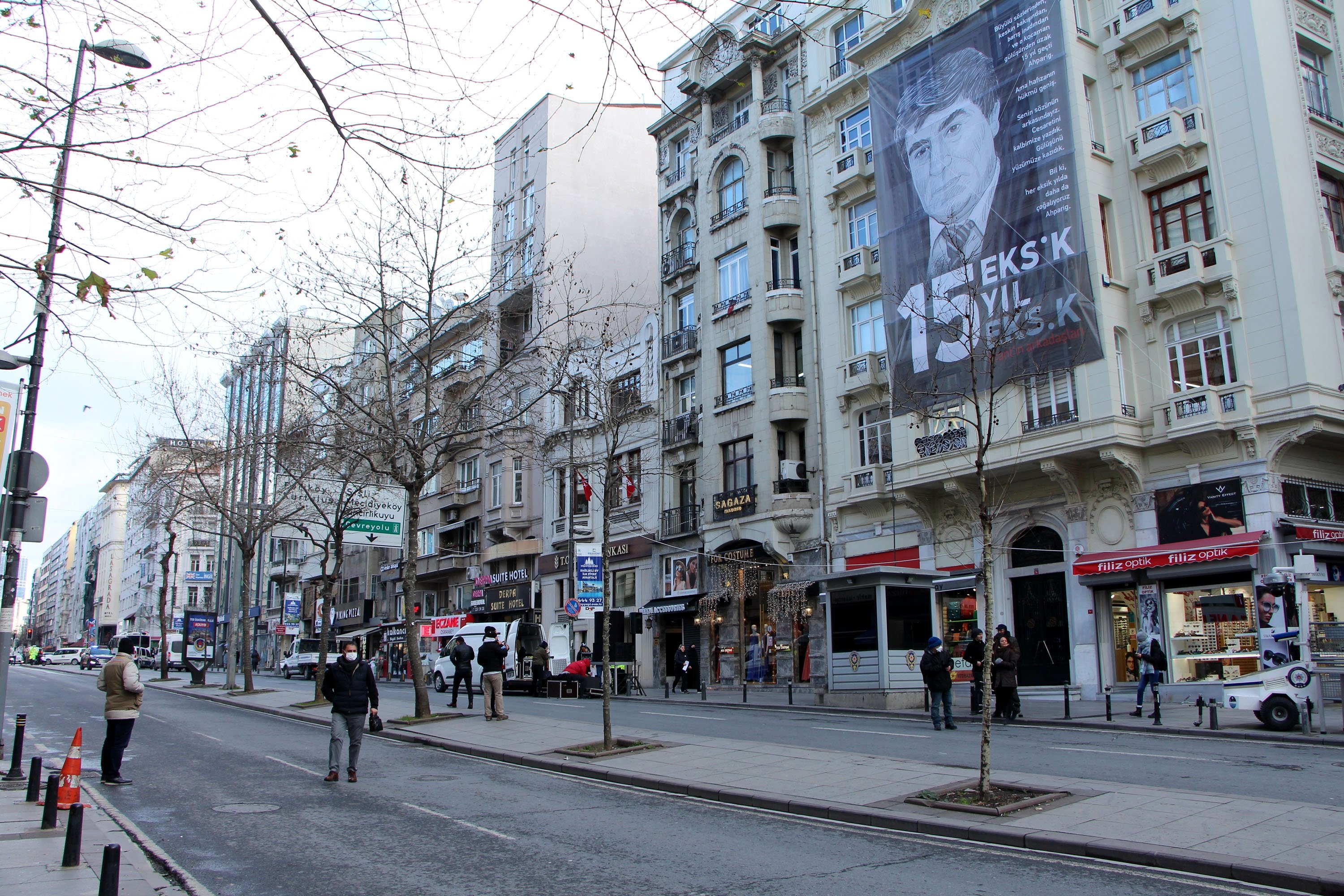 Poster Hrant Dink menutupi fasad bangunan di tempat Dink dibunuh, 19 Januari 2022. (DHA PHOTO) 