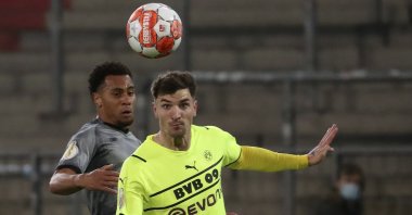 St. Pauli's Etienne Amenyido (L) in action against Dortmund's Thomas Meunier (R) during a German Cup match, Hamburg, Germany, Jan. 18, 2022. (EPA Photo)