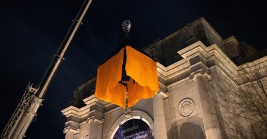 Part of a statue of Theodore Roosevelt is removed from the steps outside the American Museum of Natural History in New York City, New York, U.S., Jan. 19, 2022. (Reuters Photo)