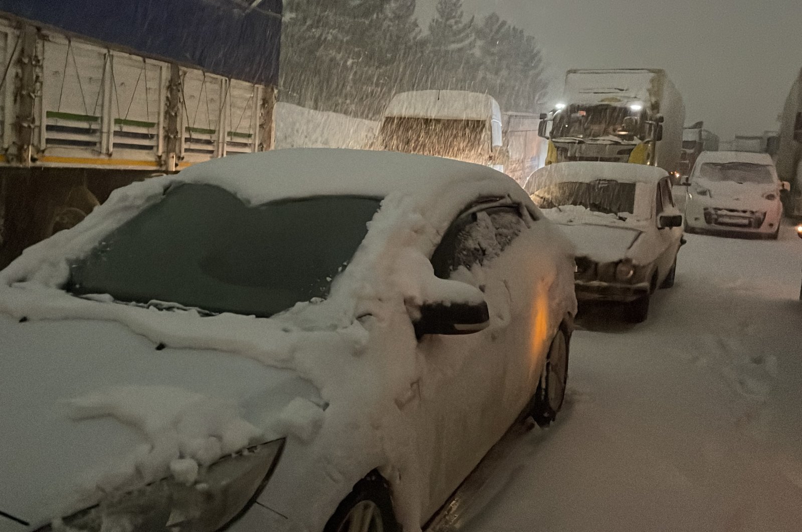 Hujan salju mengganggu kehidupan sehari-hari di seluruh Turki, jalan ditutup