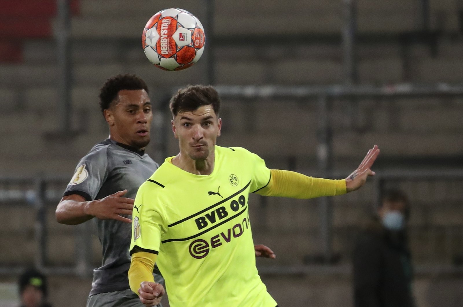 St. Pauli&#039;s Etienne Amenyido (L) in action against Dortmund&#039;s Thomas Meunier (R) during a German Cup match, Hamburg, Germany, Jan. 18, 2022. (EPA Photo)