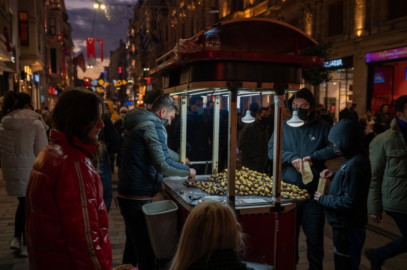 A street vendor sells chestnuts at Istiklal Avenue, Beyoğlu, Istanbul, Turkey, Jan. 16, 2022. (Reuters Photo)