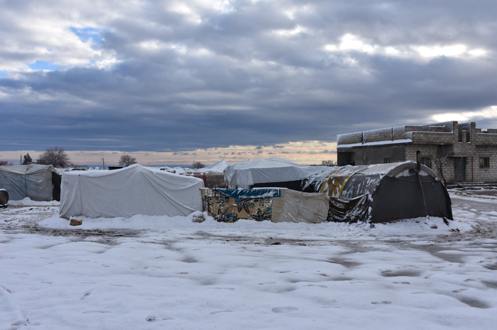 Pengungsi Suriah di kamp-kamp mencoba bertahan hidup di bawah kondisi musim dingin yang keras