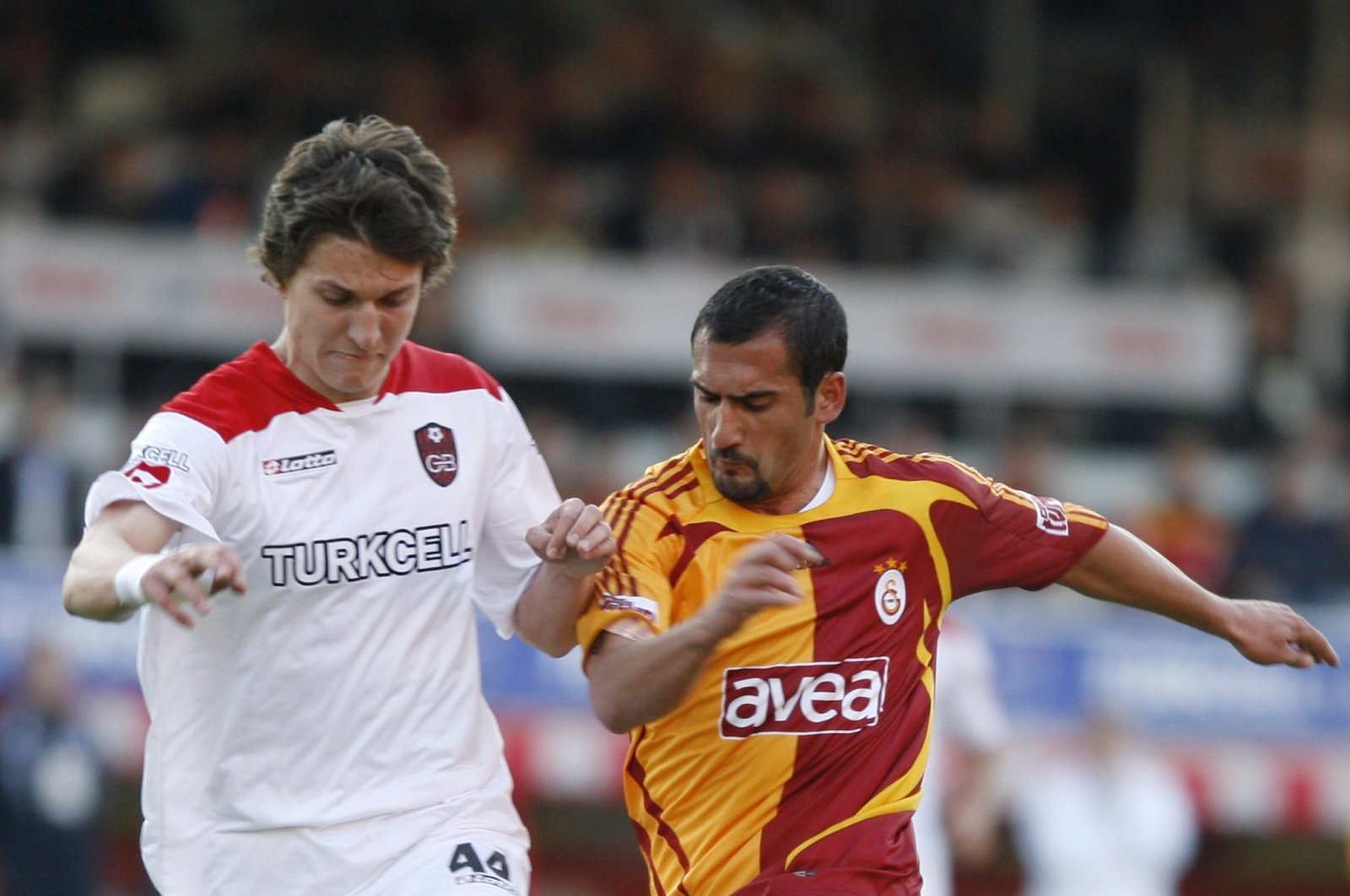 Cevher Toktaş (L) in action against Galatasaray&#039;s Ümit Karan, during a match between Gençlerbirliği Oftaş and Galatasaray, in Istanbul, Turkey, May 10, 2008. (REUTERS PHOTO) 