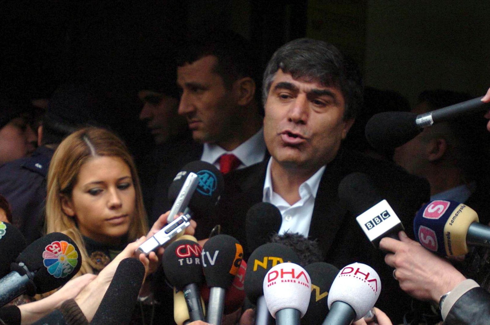 Hrant Dink speaks to reporters in Istanbul, Turkey, Dec. 16, 2005. (AA PHOTO) 