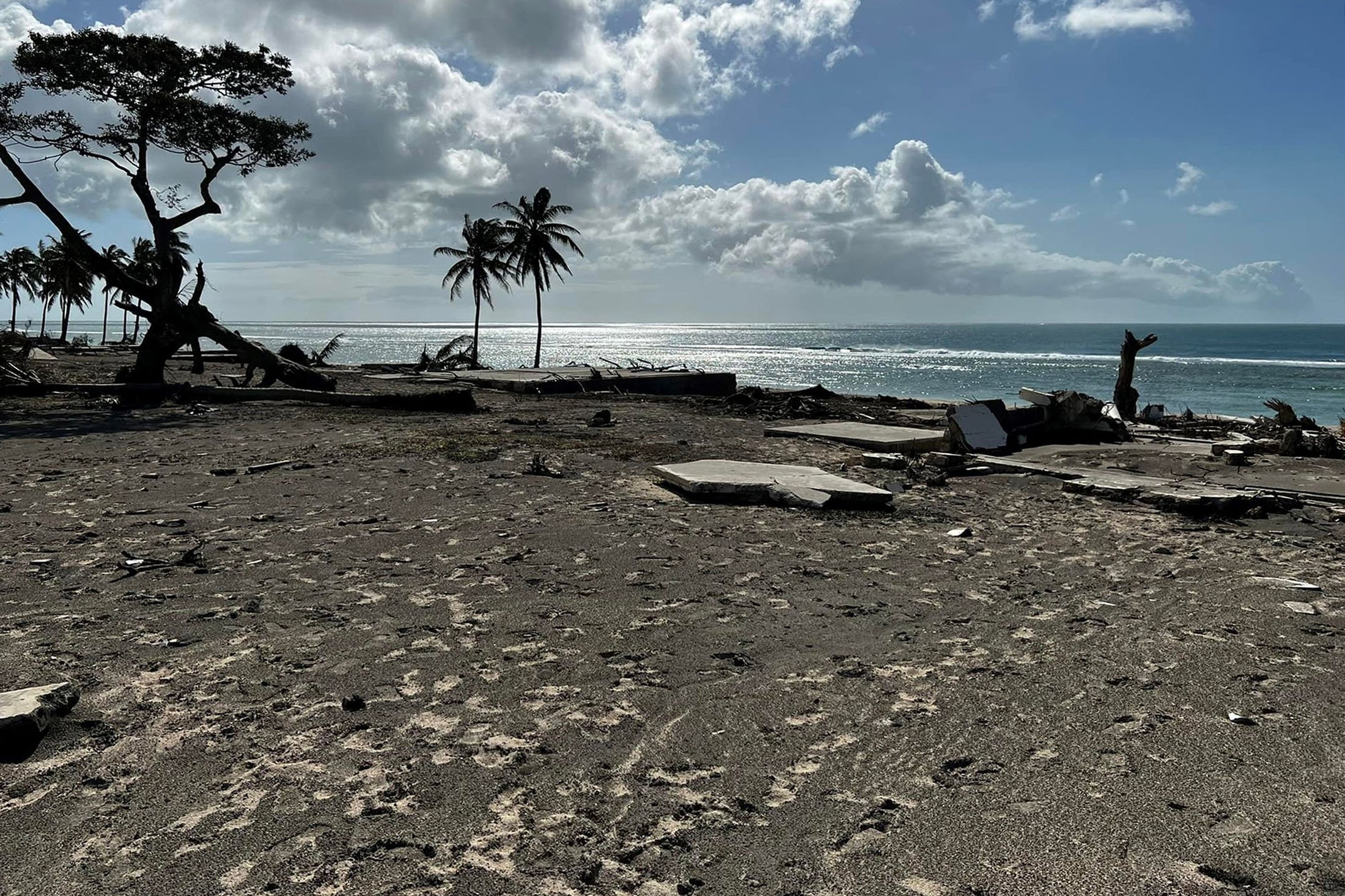 Kehancuran setelah letusan gunung berapi bawah laut Hunga Tonga-Hunga Haiapai dapat dilihat di sepanjang pantai barat pulau utama Tongatapu, di Tonga, Jan.  20, 2022. (Viliami Uasike Latu via AFP)