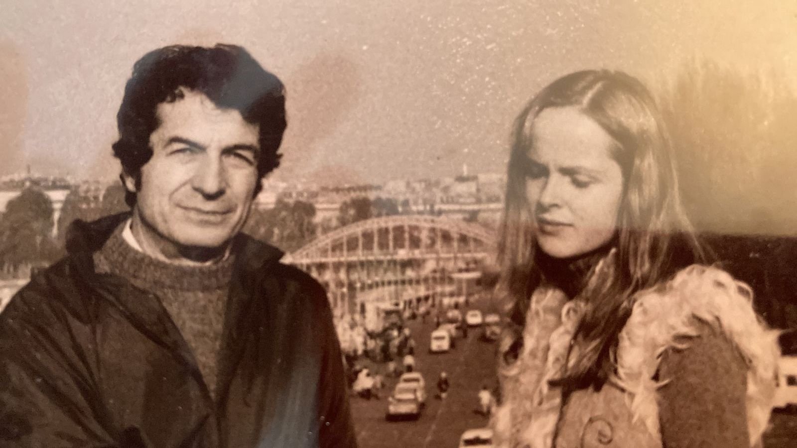 Orangtua Leyla Yvonne Ergil, Tanju Ergil (kiri) dan Angela Croal, di Paris, Prancis, 1973. (Foto oleh Leyla Yvonne Ergil)
